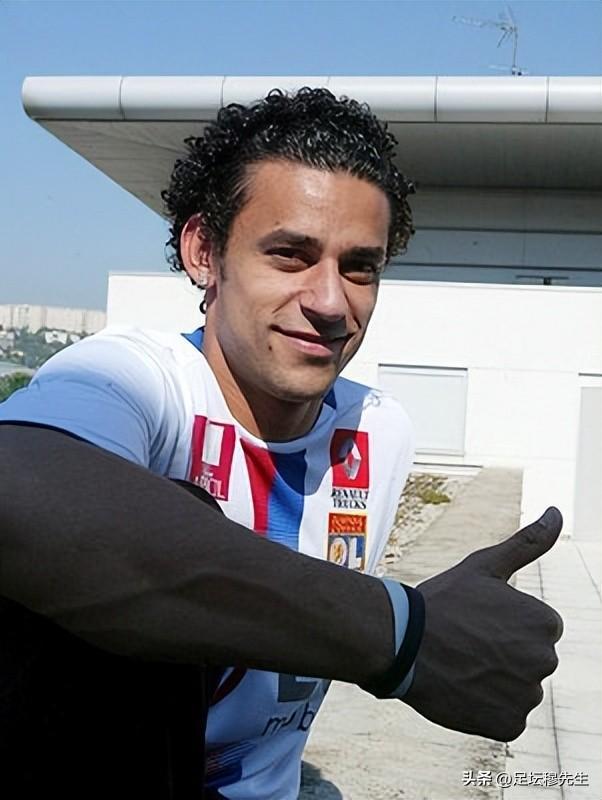 巴西传奇前锋加盟瓦伦西亚,为球队注入活力